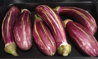 Шаг 1: Делам надрезы в баклажанах (Крок 1: Робимо надрізи в баклажанах)