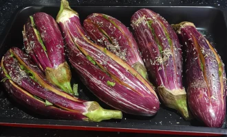 Шаг 2: Подготовка баклажан (Крок 2: Підготовка баклажанів)