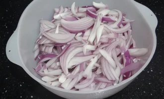 Шаг 4: Нарезка лука (Крок 4: Нарізка цибулі)