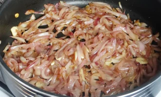 Шаг 5: Карамелизация лука (Крок 5: Карамелізація цибулі)