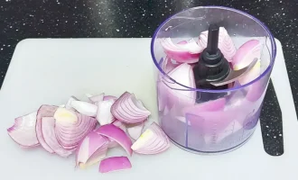 Шаг 1: Измельчение лука (Крок 1: Подрібнення цибулі)