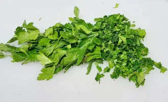 Шаг 2: Нарезка петрушки (Крок 2: Нарізання петрушки)