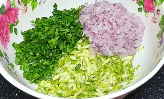 Шаг 3: Натираем кабачок на терке (Крок 3: Натираємо кабачок на тертці)