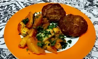 Бифтеки с картофелем (Біфтекі з картоплею)