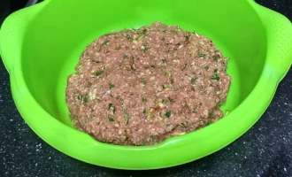 Шаг 4: Подготовка фарша (Крок 4: Підготовка фаршу)