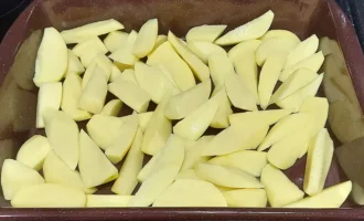 Шаг 5: Нарезка картофеля (Крок 5: Нарізання картоплі)