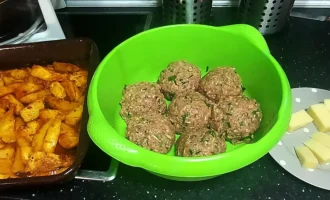 Шаг 7: Делим фарш и сыр на 7 частей