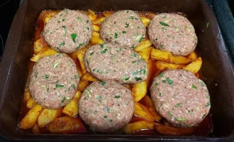 Шаг 8: Формируем бифтекья (Крок 8: Формуємо біфтек'я)