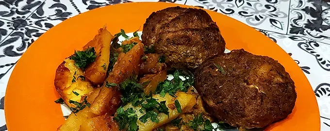 Бифтеки с картофелем (Біфтекі з картоплею)
