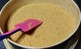 Шаг 2: Готовим основу для чизкейка (Крок 2: Готуємо основу для чізкейка)