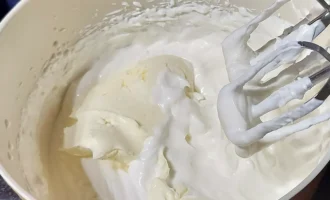 Шаг 3: Взбиваем сливки (Крок 3: Збиваємо вершки)