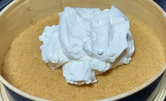 Шаг 4: Перенос крема на основу (Крок 4: Перенесення крему на основу)