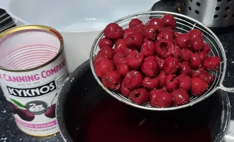 Шаг 6: Отделяем вишни от сока (Крок 6: Відокремлюємо вишні від соку)