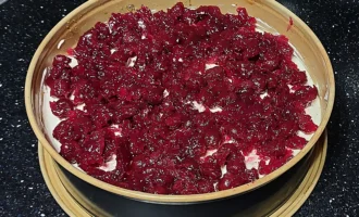 Шаг 8: Покрываем чизкейк соусом (Крок 8: Покриваємо чізкейк соусом)