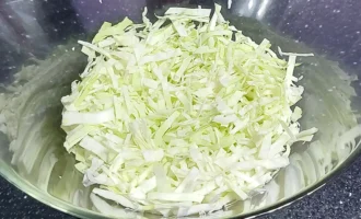 Шаг 1: Нарезка капусти (Крок 1: Нарізка капусти)