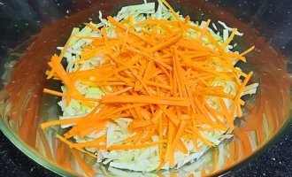 Шаг 2: Нарезка моркови (Крок 2: Нарізка моркви)