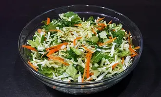Салат из свежей капусты и моркови (Салат з свіжої капусти і моркви)