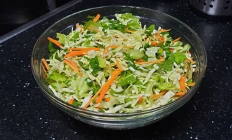 Шаг 5: Заправка салата (Крок 5: Заправка салату)