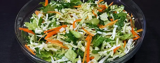 Салат из свежей капусты и моркови (Салат з свіжої капусти і моркви)