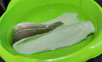 Шаг 1: Вымачивание трески (Крок 1: Вимочування тріски)