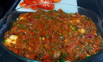 Шаг 10: Добавляем томатный соус (Крок 10: Додаємо томатний соус)