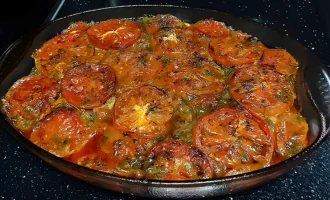 Шаг 12: Запекание трески с картошкой и помидорами (Крок 12: Запікання тріски з картоплею та помідорами)