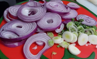 Шаг 2: Нарезка лука (Крок 2: Нарізання цибулі)