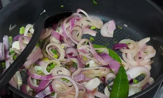 Шаг 3: Пассеровка лука (Крок 3: Пасерування цибулі)