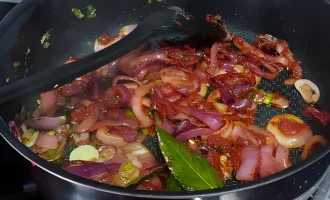 Шаг 4: Обжарка лука с томатом (Крок 4: Обсмаження цибулі з томатом)