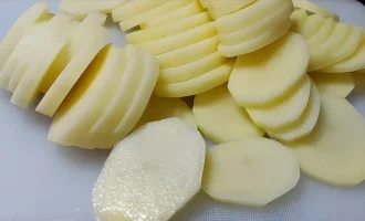 Шаг 7: Нарезка картофеля (Крок 7: Нарізання картоплі)