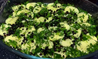 Шаг 8: Добавляем изюм и зелень (Крок 8: Додаємо родзинки та зелень)