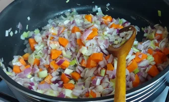 Шаг 3: Обжаривание овощей (Крок 3: Обсмажування овочів)