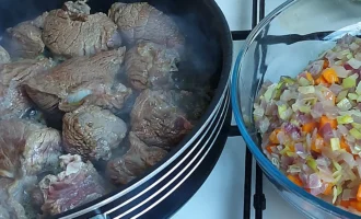 Шаг 4: Обжарка мяса (Крок 4: Обсмажування м'яса)