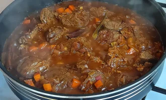 Шаг 5: Тушение мяса (Крок 5: Тушкування м'яса)