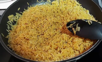 Шаг 6: Обжаривание пасты Орзо (Крок 6: Обсмажування пасти Орзо)