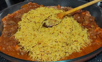 Шаг 7: Добавляем пасту орзо к телятине (Крок 7: Додаємо пасту орзо до телятини)