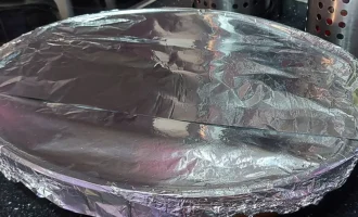 Шаг 9: Накрываем фольгой для запекания (Крок 9: Накриваємо фольгою для запікання)