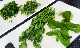 Шаг 2. Нарезка петрушки и мяты (Крок 2. Нарізання петрушки та м'яти)