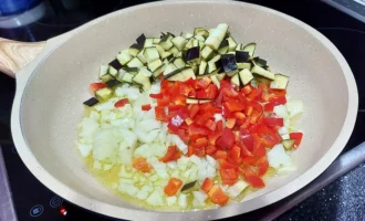 Шаг 4. Обжаривание овощей (Крок 4. Обсмажування овочів)