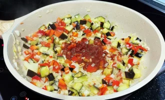 Шаг 5. Добавляем томатную пасту (Крок 5. Додаємо томатну пасту)