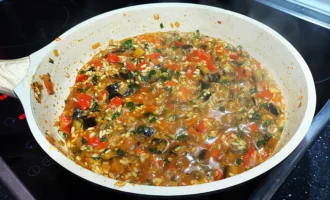 Шаг 7. Добавляем воду и специи (Крок 7. Додаємо воду та спеції)