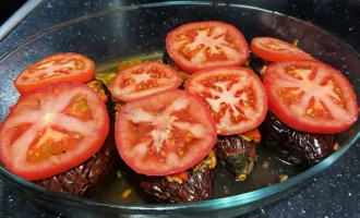 Шаг 9. Выкладываем кружочки помидоров сверху (Крок 9. Викладаємо кружальця помідорів зверху)