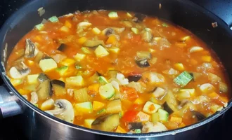 Шаг 10: Добавляем бульон и тушим (Крок 10: Додаємо бульйон та тушкуємо)