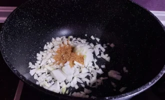 Шаг 3: Карамелизация лука с коричневым сахаром (Крок 3: Карамелізація цибулі з коричневим цукром)