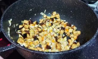 Шаг 5: Добавление баклажанов (Крок 5: Додавання баклажанів)