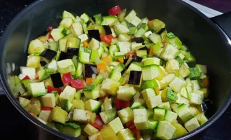 Шаг 6: Добавление кабачков и перца (Крок 6: Додавання кабачків та перцю)