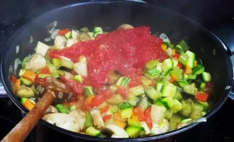 Шаг 7: Добавляем грибы и томатную мякоть (Крок 7: Додаємо гриби та томатну м'якоть)