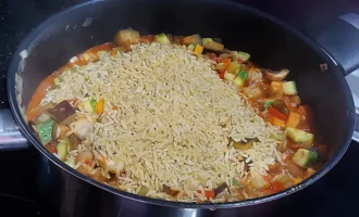 Шаг 8: Добавляем пасту орзо (Крок 8: Додаємо пасту орзо)