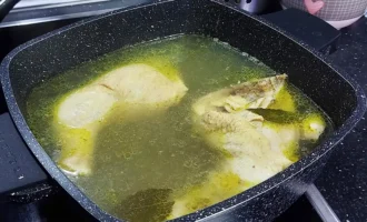 Шаг 1: Приготовление куриного бульона и мяса (Крок 1: Приготування курячого бульйону та м'яса)