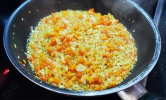 Шаг 2: Обжаривание лука и моркови (Крок 2: Обсмажування цибулі та моркви)